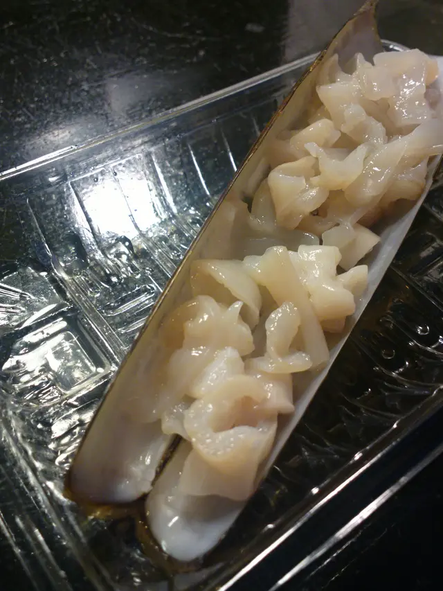 極力推介, 平時係SUPERMARKET 買來打邊爐的不新鮮會有臭味, 根本沒有想像可以刺身. 這個不單是新鮮, 亦很清潔, 完全放心食