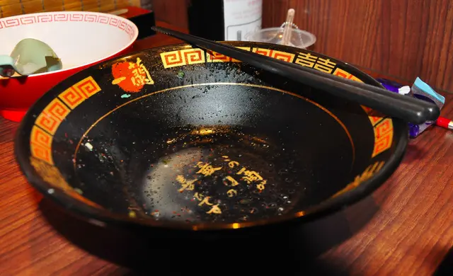 我認為食拉麵連湯飲到見底,是對拉麵及師傅的一種尊重吧,不過依碗拉麵既湯底實在是過份好美了吧。