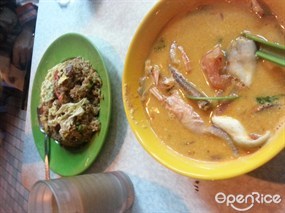 (左)蝦醬炒飯，(右)冬陰冬湯 - 東涌的逸東泰國菜餐廳