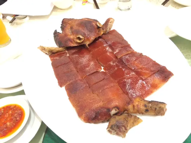 金豬全體大紅袍