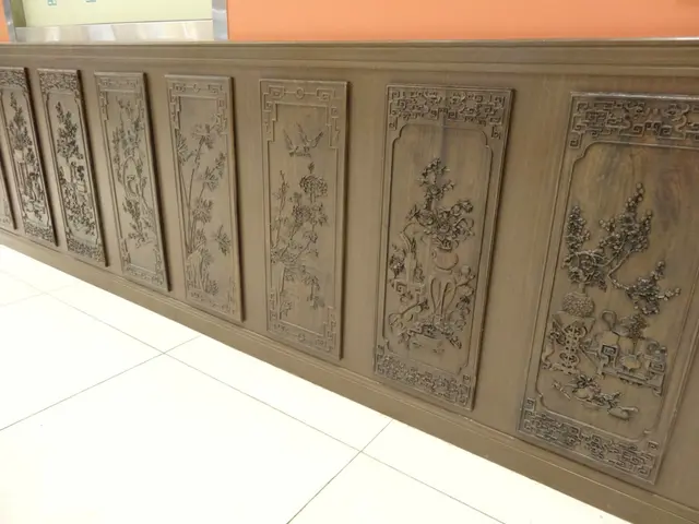 牆腳位置以木雕畫裝飾,盡顯古色古香!