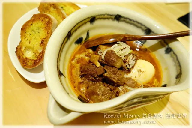 「炎丸」名物牛腸煮配蒜蓉多士