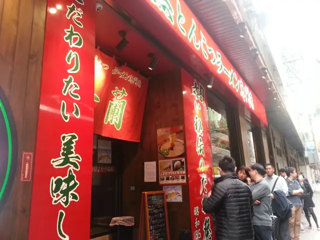 食完出黎約1：00pm有人開始店外排隊