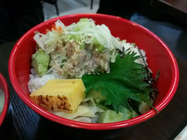 D吞拿魚顏色有別於平時的吞拿魚飯，但食落都非常好味，係香港係覺得Doraya的吞拿魚比較好食，今次呢個以平價取勝，＄48仲有麵豉湯，真係物超所值