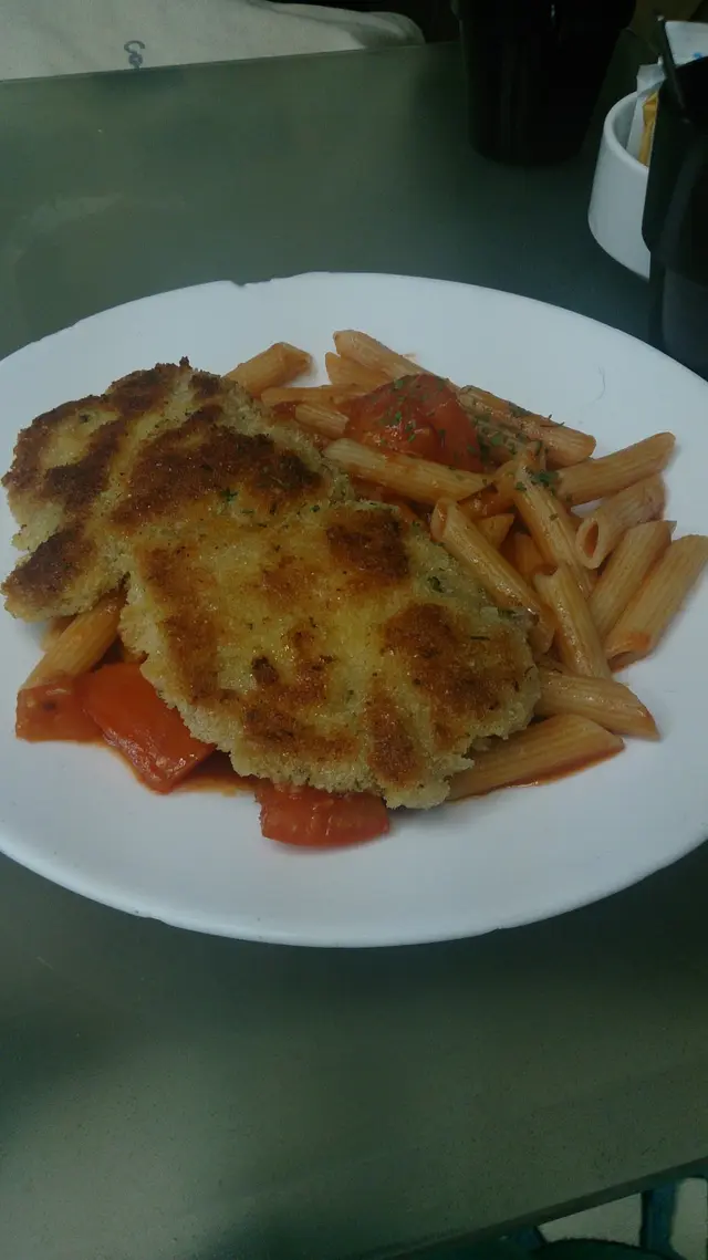 米蘭雞扒伴香蒜蕃茄長通粉