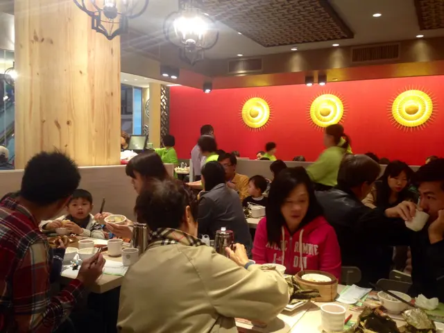 店唔大，但可以坐百幾二百，不過有D迫