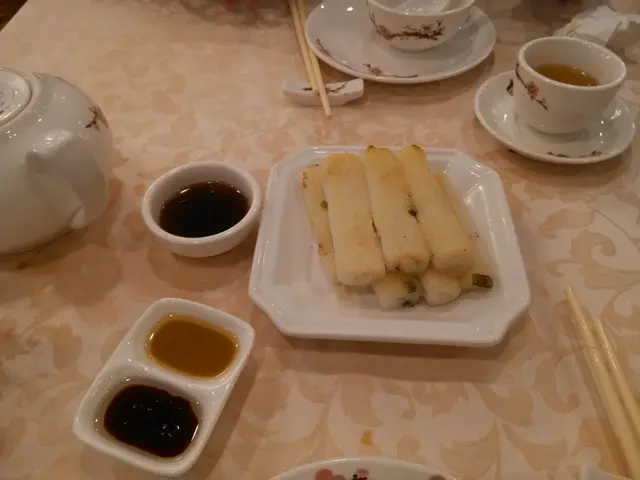 本人極力推薦! 腸粉外表香脆, 入面好軟熟, 食得出唔係一般街外交貨既水平, 街外貨多數會煎到死實實, 又或者煎完散哂, 呢個唔會, 而且煎到外脆內軟好考師傅功夫!