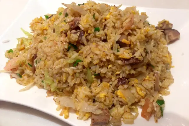 用料充足，叉燒同蝦都有返咁上下份量，味道不錯但可以肯定飯並非隔夜，口感略軟及黏埋一齊，差一點點