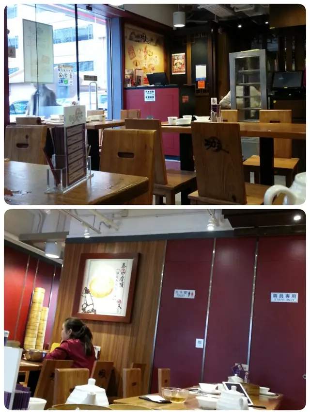 全店用木桌椅，但竟然有兩張食枱設於洗手間外兩旁