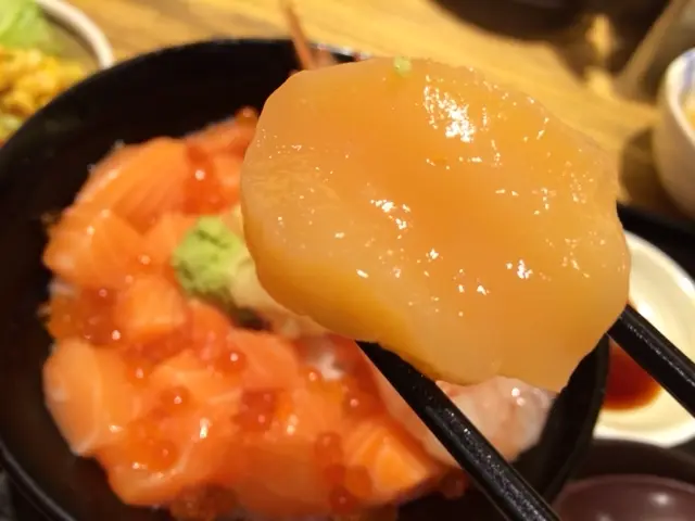 有別於一般白色的帆立貝,所用的是罕有的柑橘色的