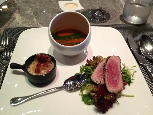 蕃茄湯，密瓜火腿，百珍醬吞拿魚