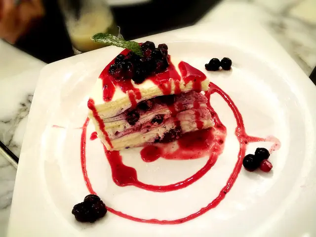 蛋糕內外有很多原粒的黑莓和藍莓, 不過它們蠻酸的.