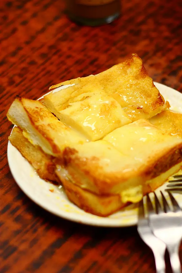 用上兩片麵包，再蘸上蛋漿用慢火煎成金黃色，最後再繞上煉奶