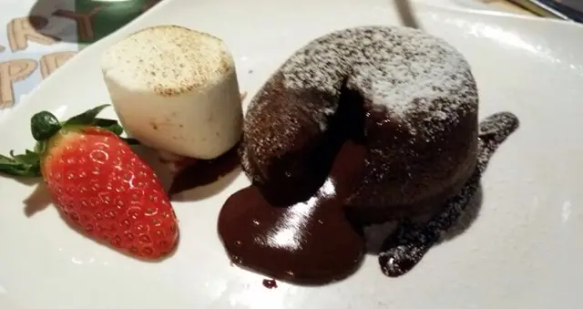 有得自己諗伴碟既design,好特別!