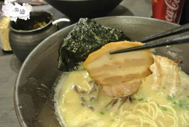 以頂級豬肩肉烹調後,再以香濃秘製醬油醃製成金田家叉燒,只此一家。