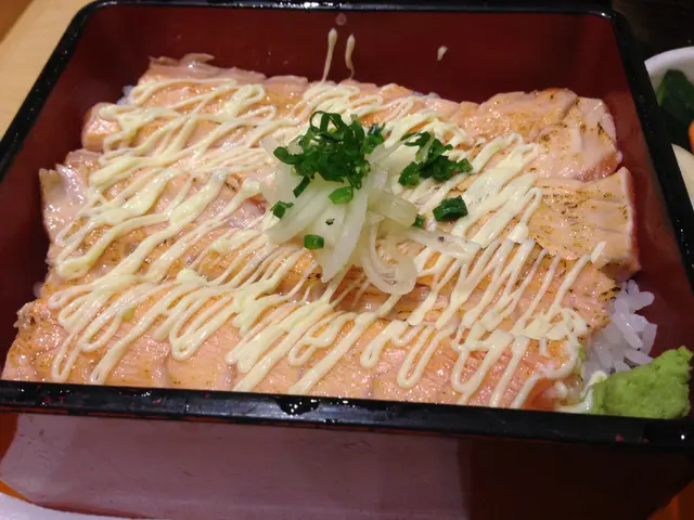 火炙三文魚盒子飯