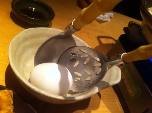食牛肉火鍋跟上的餐具同白蛋