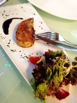 香煎鵝肝配黑醋汁沙律