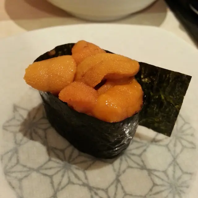 口感豐腴creamy,溫潤甜美,夠新鮮,但較細件…而且就算我是第一件就先吃它,紫菜還是已經霉了…