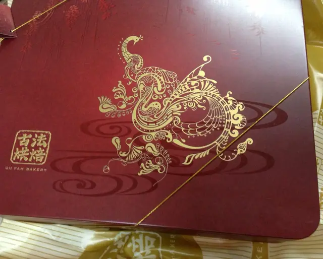 盒size比較大，盒蓋好實，邊位比較難開