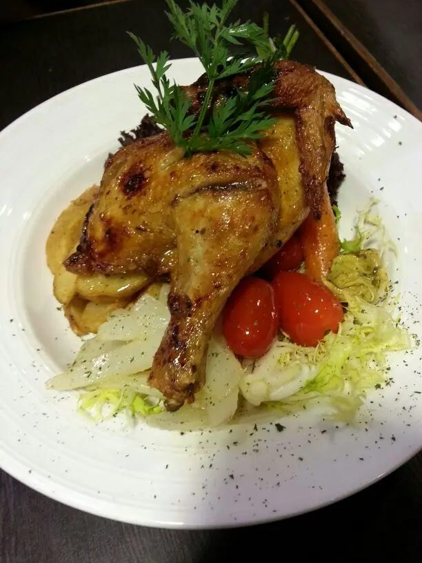 春雞肉質,味道很好.雞的表面應該有蜜糖,所以很香很脆