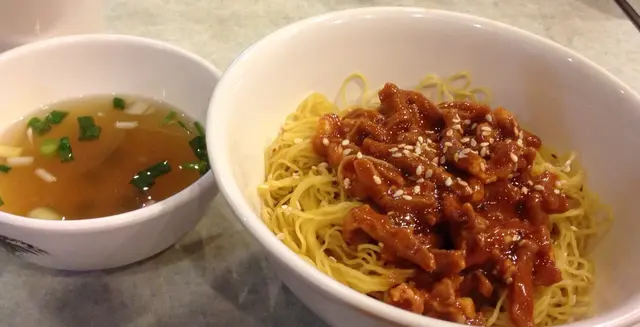 「炸醬麵」份量比較少,味道偏咸!一般。麵底都可以!