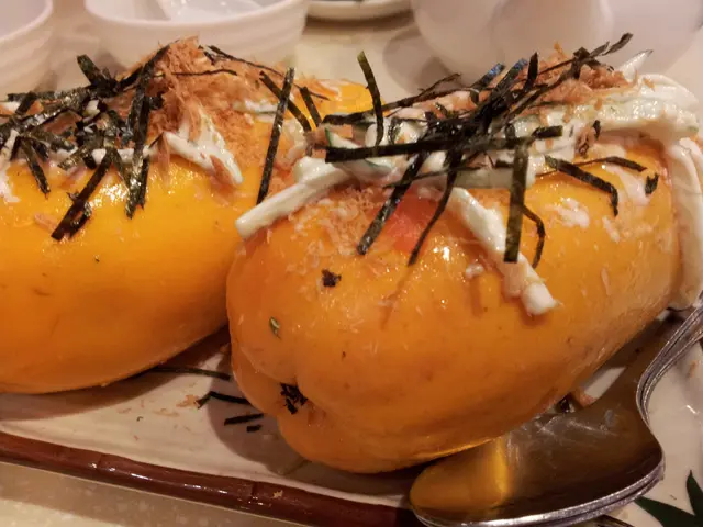 木瓜內有素肉鬆,頂部有一些青瓜絲沙律