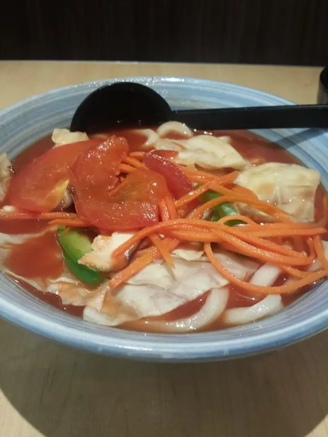 素菜是生的而且不新鮮, 烏冬不是全熟的