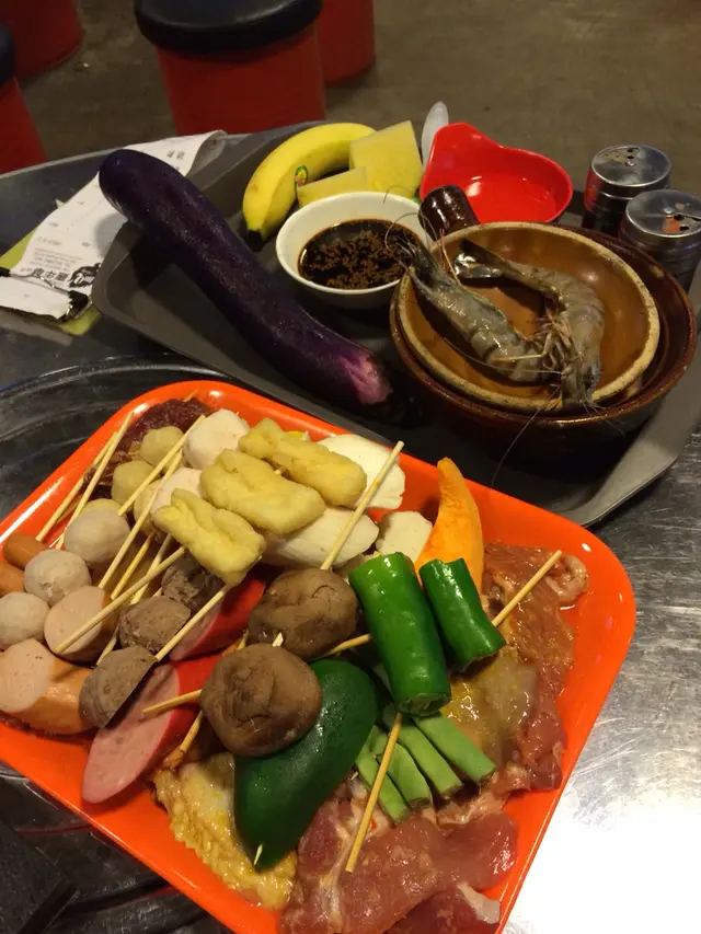 每樣先來一串的指定拼盤,有些隱藏的食物留待大家發掘