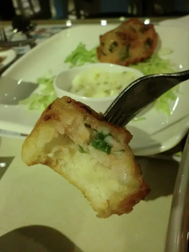 表面有薄薄一層手打蝦膠,混合蔥粒,添上獨特的清香!