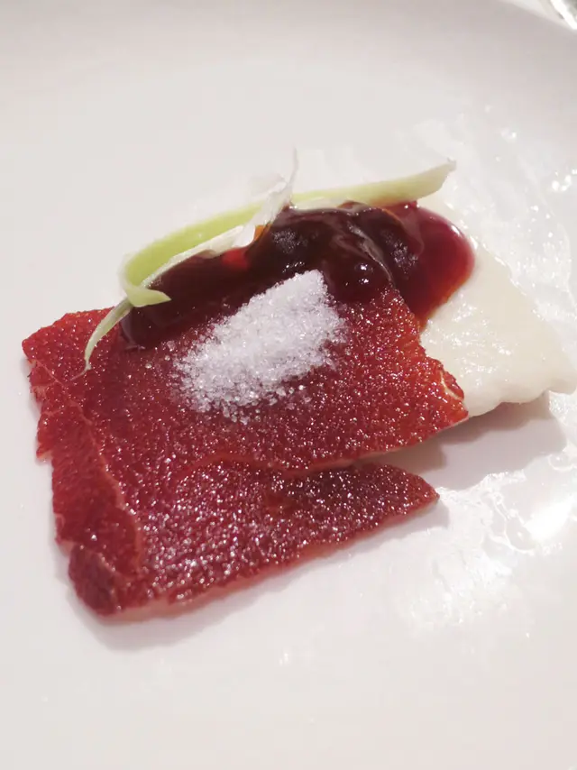 配上餅皮以及底下的豬肉同吃