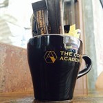 印有coffee academics店名的 espresso cup 盛載咖啡糖