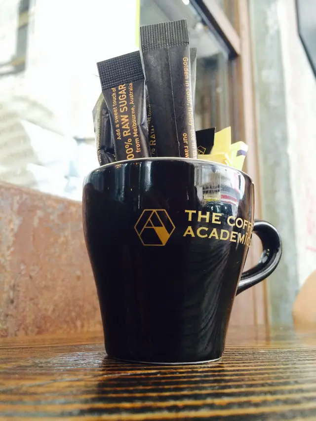 印有coffee academics店名的 espresso cup 盛載咖啡糖