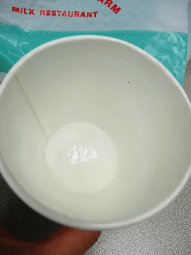 飲完成杯鮮奶，發覺杯底有些黑點點！不知是什麼？