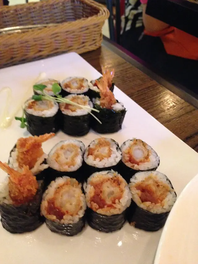 温度OK, 夠熱, 這個價錢有這個份量, 算是抵食。但講到炸蝦卷, 都係千両最好食