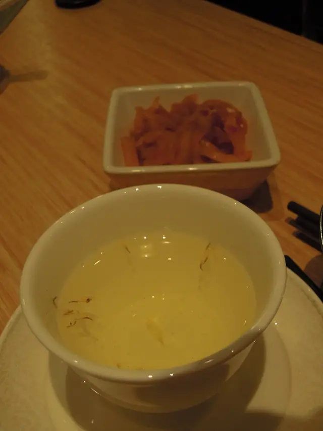 菊花茶香，前菜菜脯又甜又辣很惹味