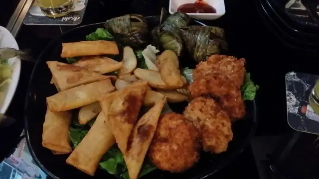 炸薯條、酥炸薯角、黃金蝦春卷、泰式炸蝦餅、泰式咖哩角、招牌香葉雞