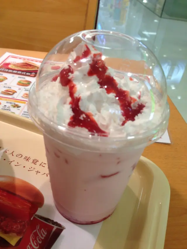 味道方面偏向鮮奶味重些！混合士多啤梨甜甜的，不錯！