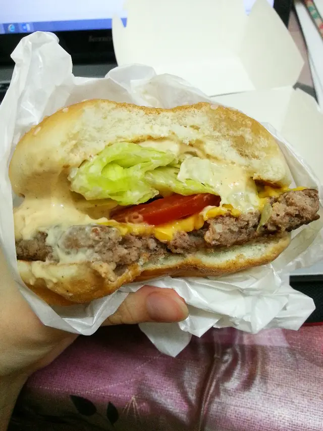 至尊漢堡包-咬開