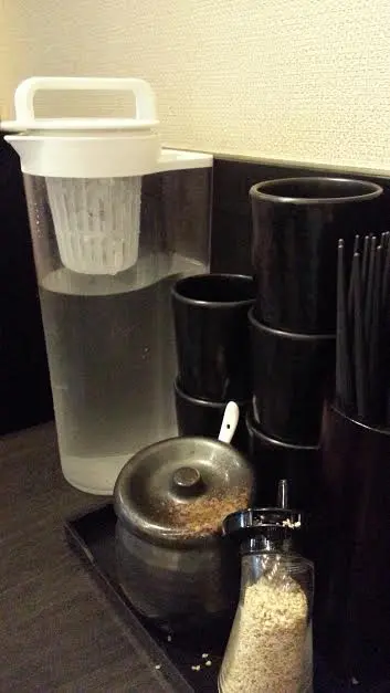 每張枱上都有凍水供應