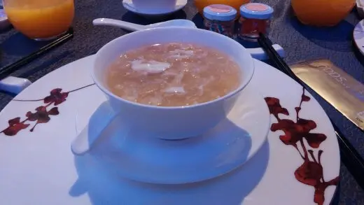 燕窩超正，稀稠適中，湯底味道濃郁，再加上燕窩等上乘食材，味道及口感都好好。