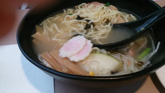 日式拉麵內有翠肉瓜及潮式紫菜