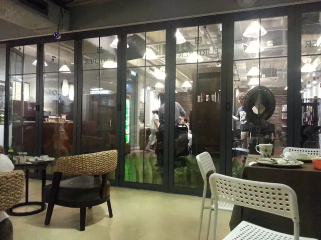 隔離是一間hair salon, 應是同一個老闆