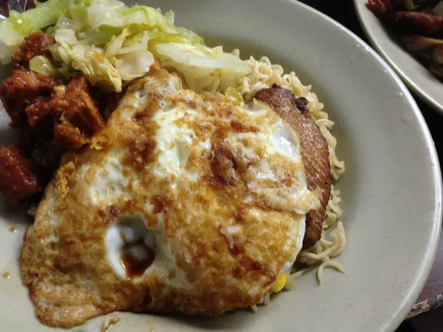 有三隻雞翼,煎蛋同五香肉丁。但好乾身