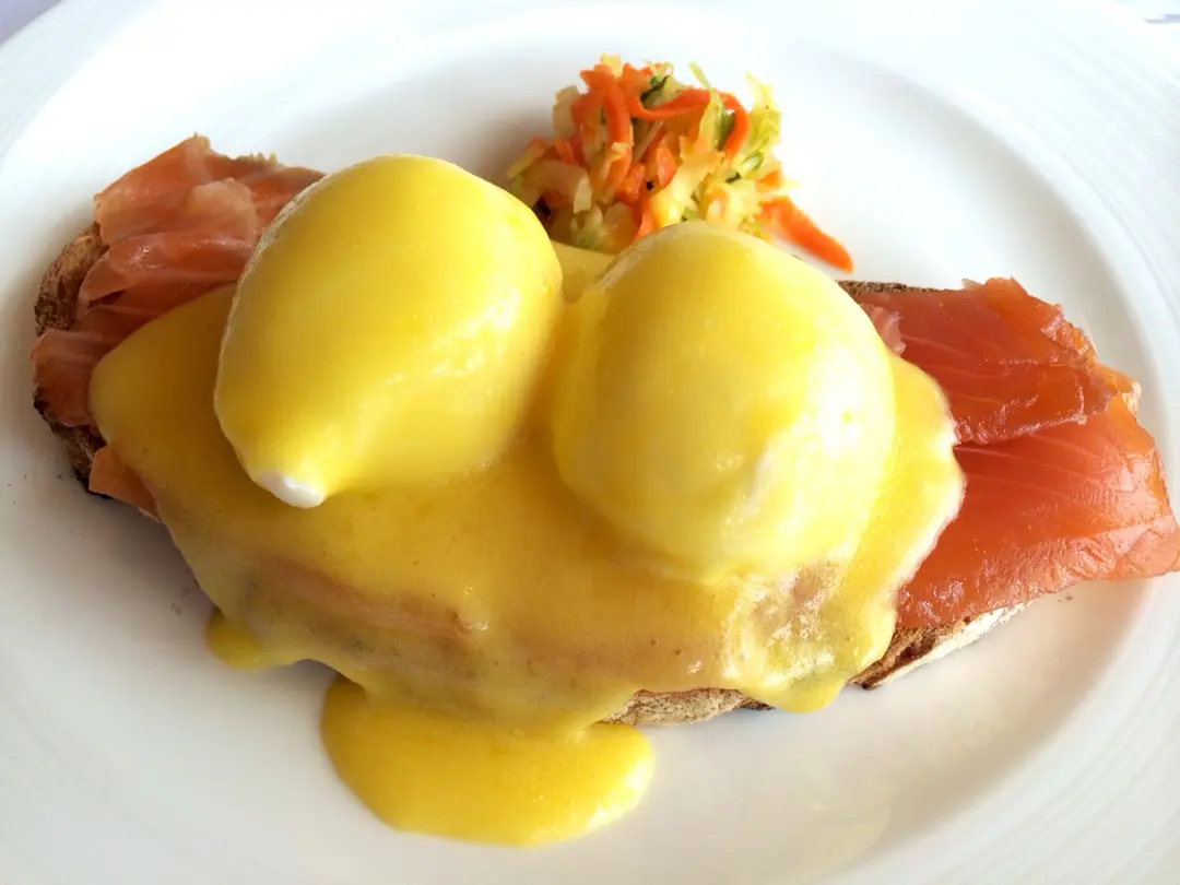 egg benedict with smoked salmon
