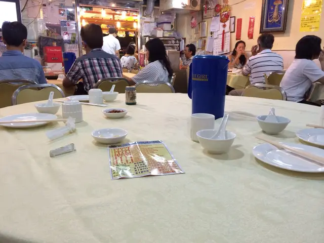 他們給我們八人檯坐四人，還給說話我們聽⋯