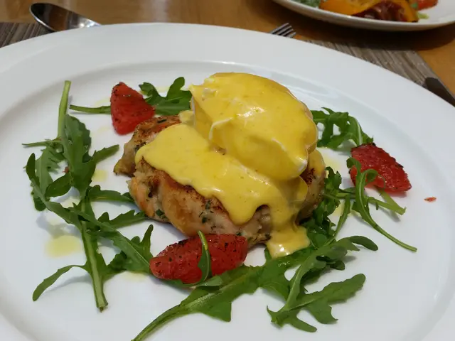 自選主菜 -三文魚鱈魚餅配水煮鴨蛋荷蘭汁