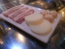 猪腩肉,老板话韩国人一个人起码都食一,两碟,教我地用生菜包住生蒜,青椒,泡菜,及其他配菜一齐食,正!