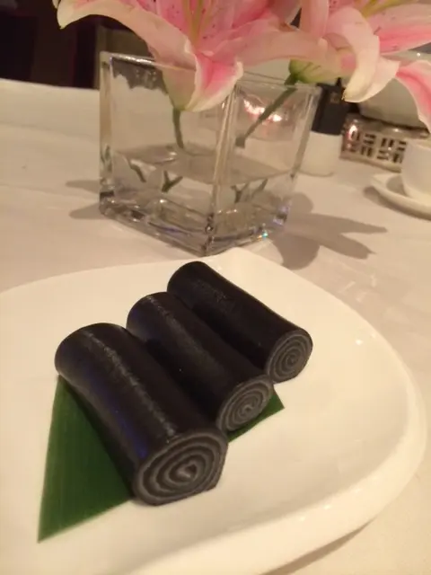 黑白芝麻卷 ($55)