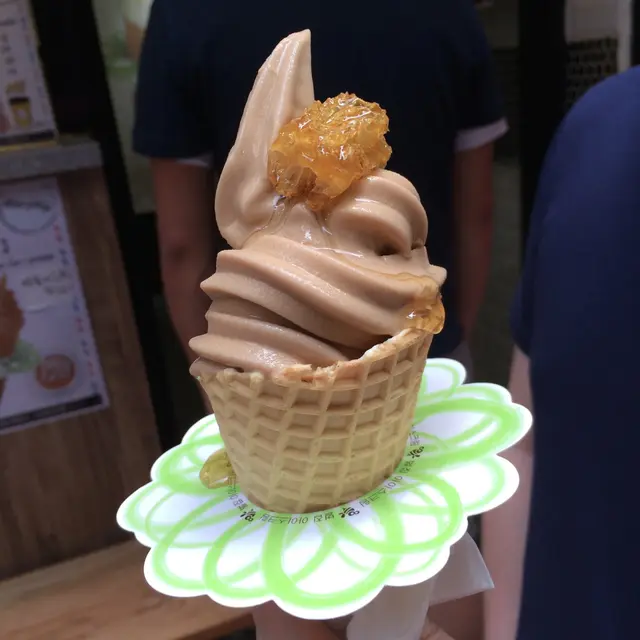 濕潤程度很高的軟雪糕, 吃不出奶或茶味